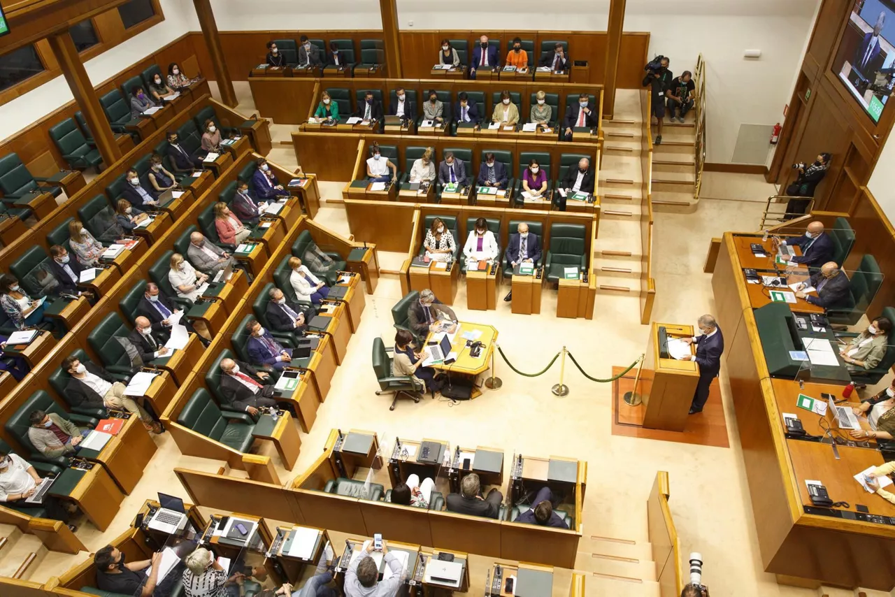 Pleno en el Parlamento Vasco.