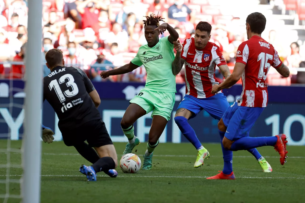 MADRID, 18/09/2021.- El defensa uruguayo del Atlético de Madrid José María Giménez, y el delantero del Athletic de Bilbao Iñaki Williams (i), durante el partido de la quinta jornada de Liga de Primera División este sábado en el Estadio Wanda Metropolitano en Madrid.- EFE/Juan Carlos Hidalgo