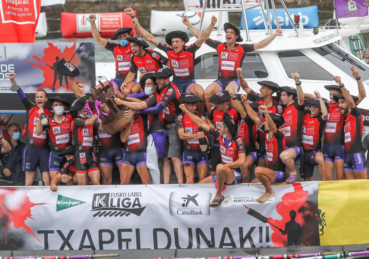 Santurtziko arraunlariak garaipena ospatzen.