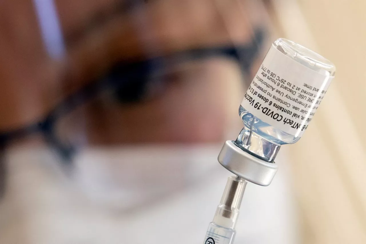 ¿Qué debo hacer con la dosis de refuerzo si tengo covid?. Foto: EFE