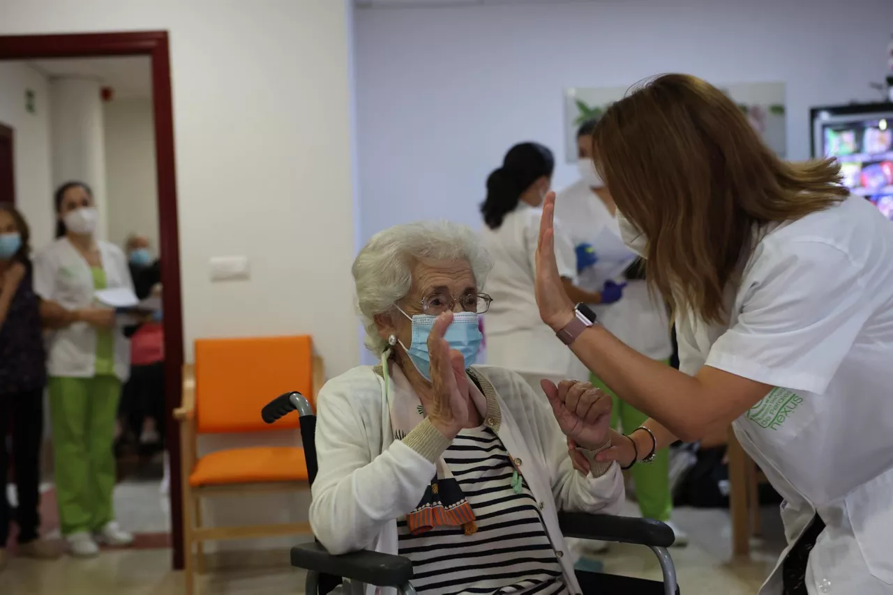 Usuarias de una residencia con el personal socio-sanitario