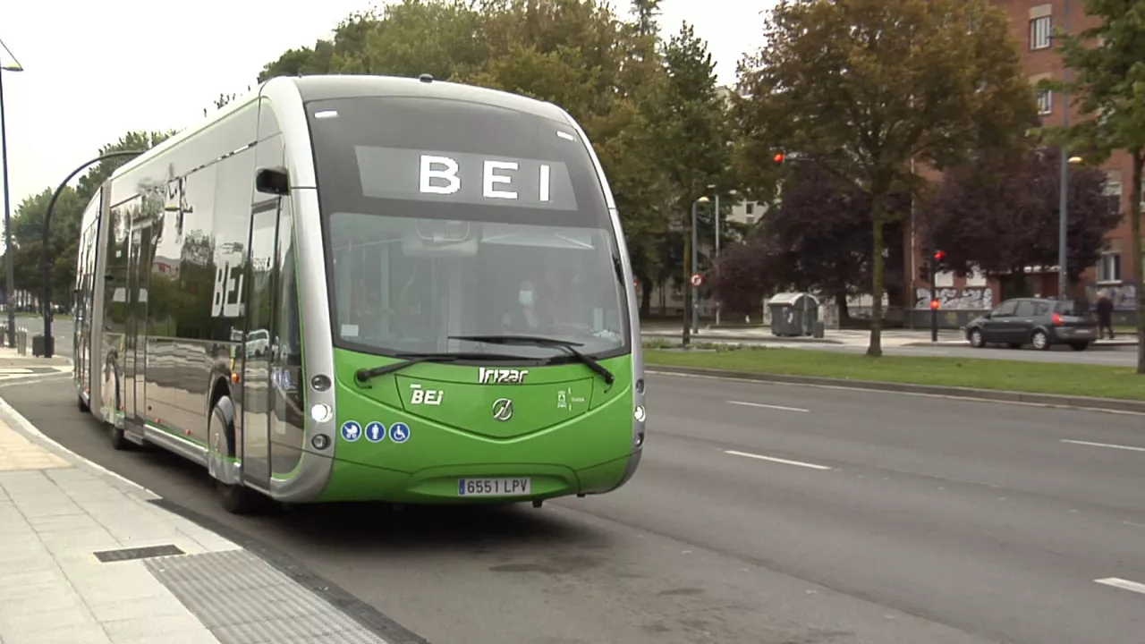 Autobús eléctrico en Vitoria-Gasteiz. Imagen obtenida de un vídeo de EiTB Media.