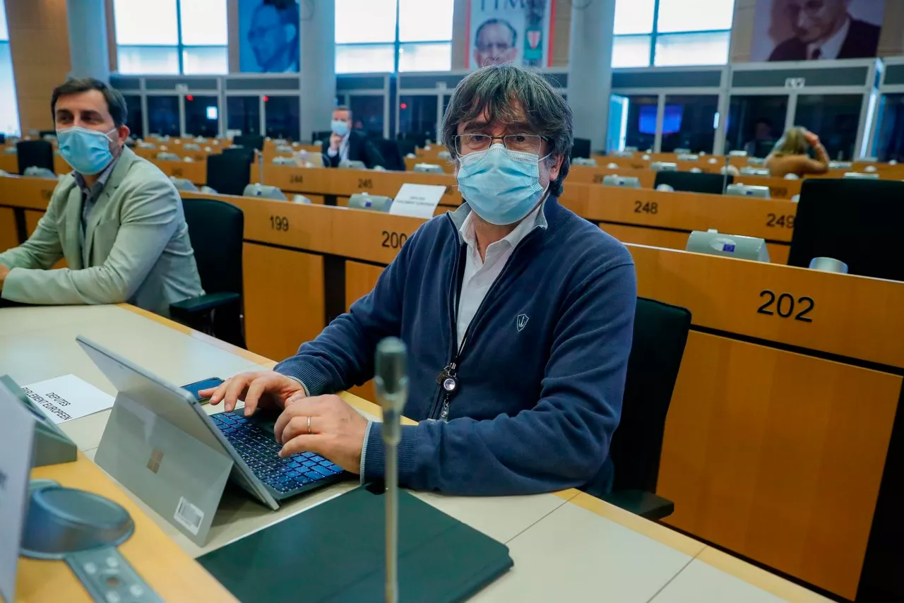 Puigdemont, en su escaño.