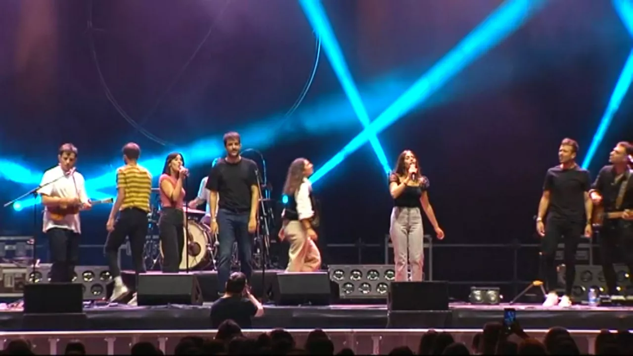 Esatariak eta musikariak, oholtzan. (EITB Mediako bideo bateko irudia)