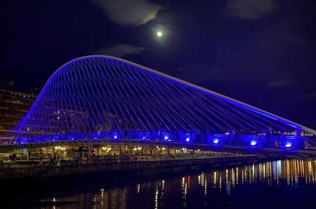 GAU-ZURIA-NOCHE-BLANCA-BILBAO.JPG