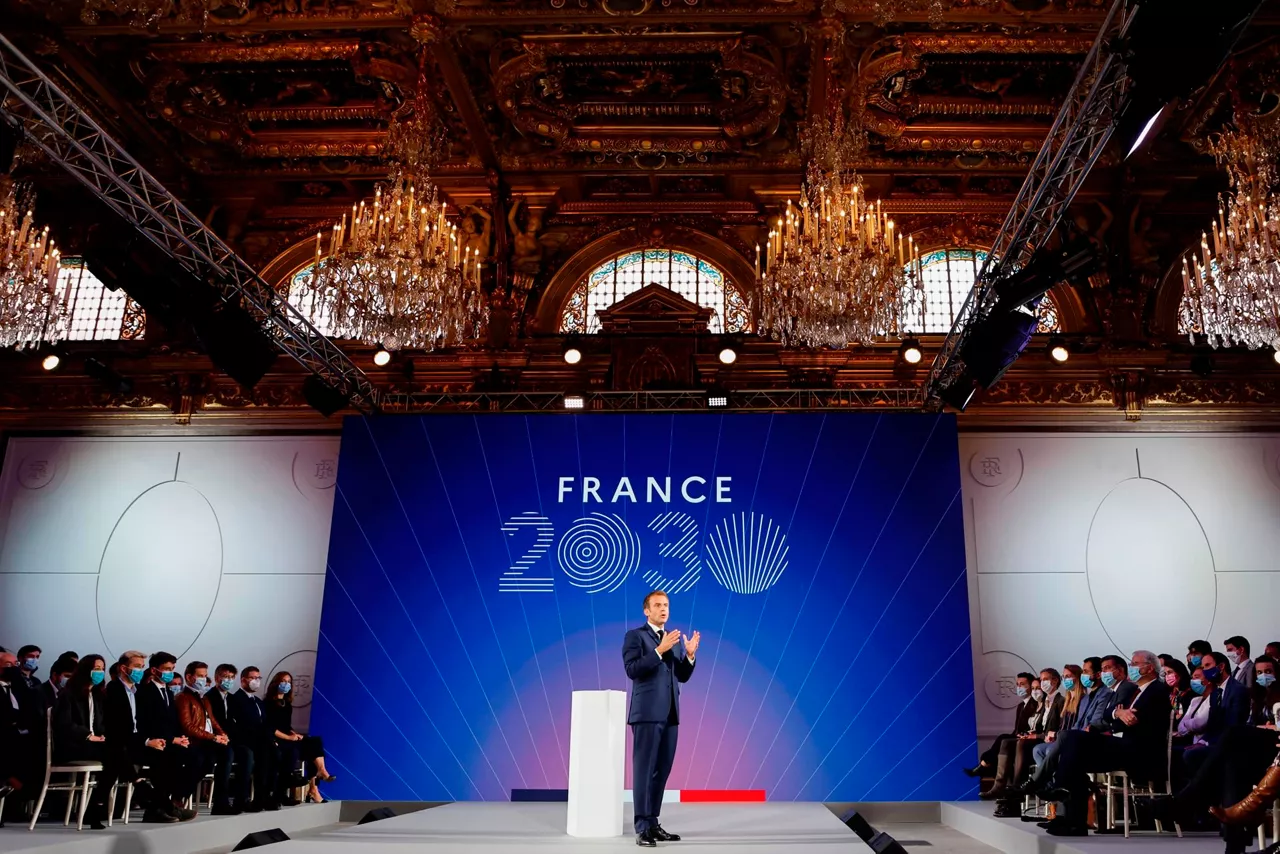 Emmanuel Macron Pariseko Eliseoan inbertsio planaren aurkezpenean