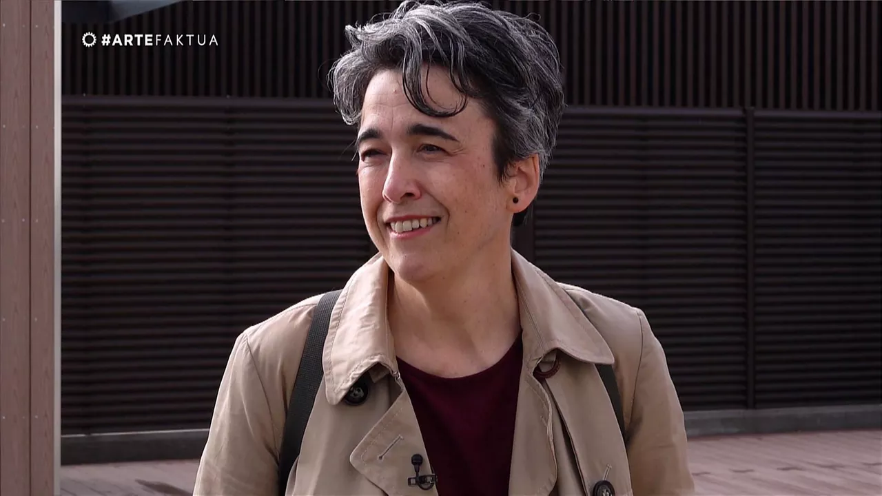 Ana Malagon idazleak irakurriko du aurtengo manifestua. ETBko bideo batetik hartutako irudia.