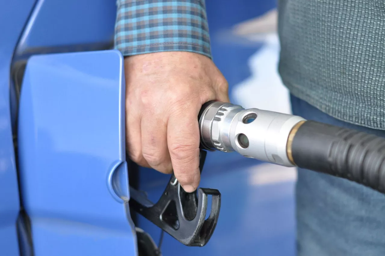 Gizon bat, autoari erregaia botatzen. EFE