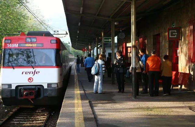 CERCANIAS-MUSKIZ-RENFE.JPG