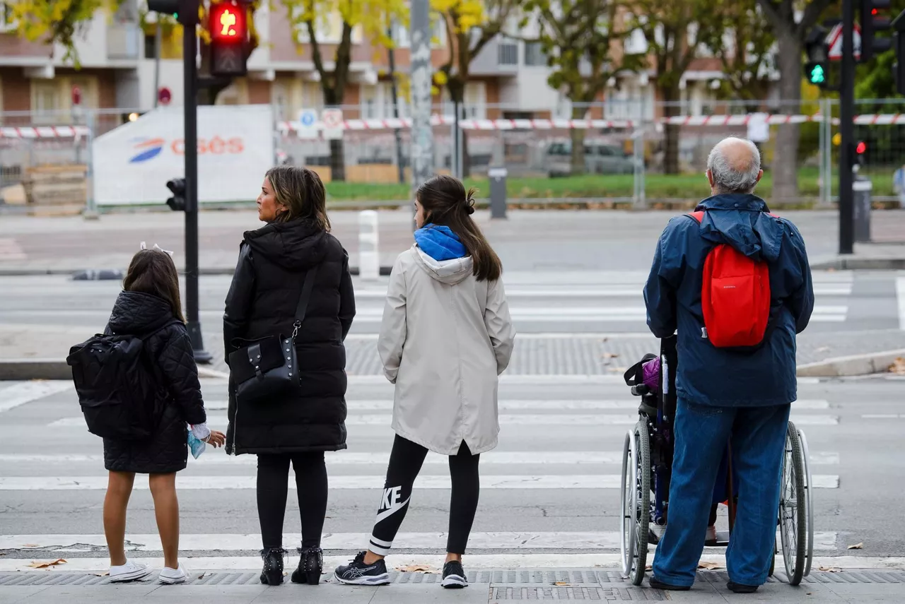 Varias personas en un paso de cebra de Vitoria-Gasteiz