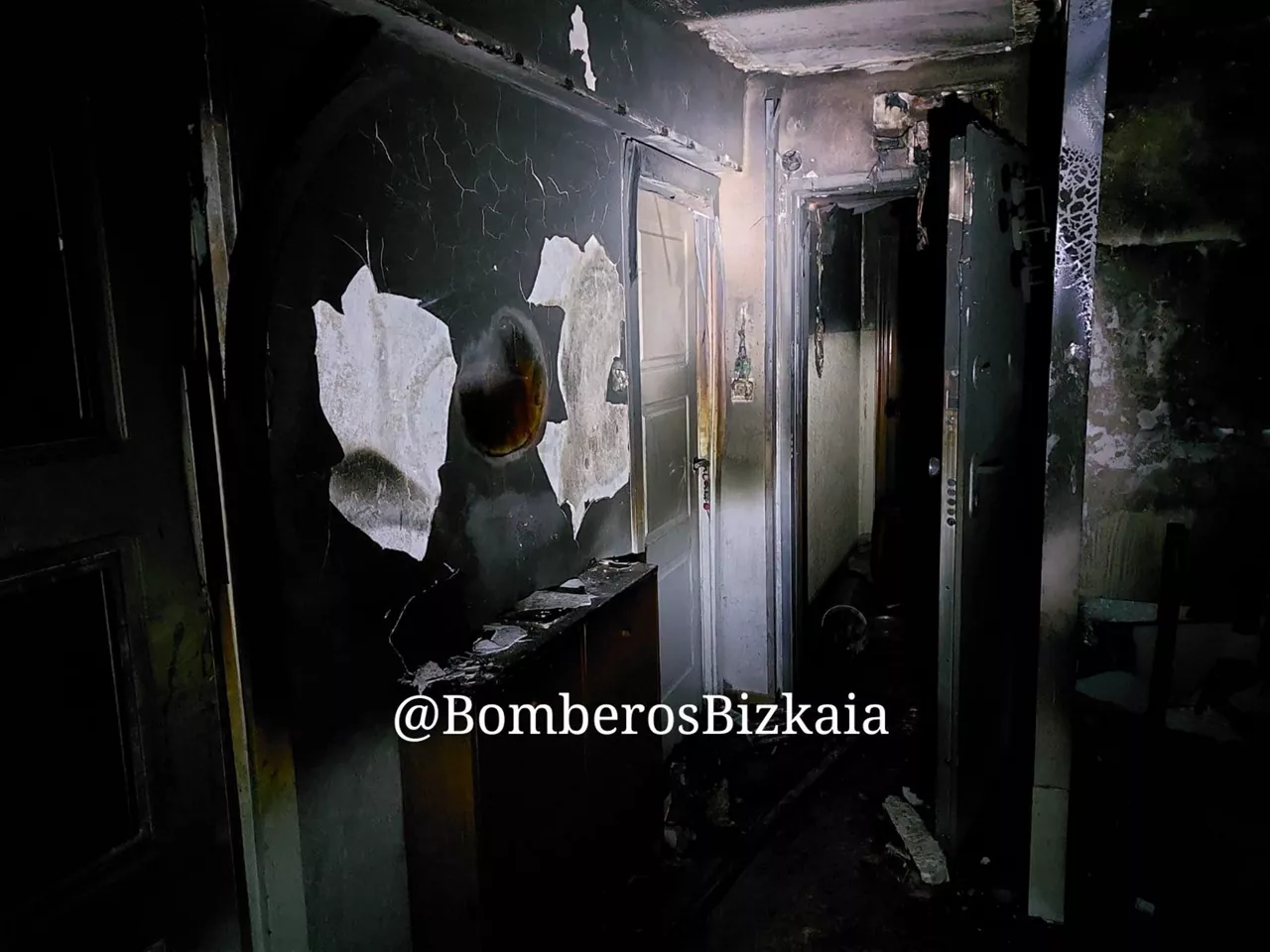 Kalteak eragin ditu suteak etxebizitzan. Argazkia: @bomberosbizkaia (Twitter))