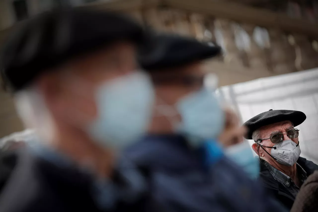 Pentsiodunak maskara jantzita