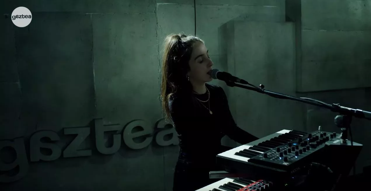 Leire Iribarne, Gazteako "Behekaldea" saioan zuzenekoa eskaintzen.
