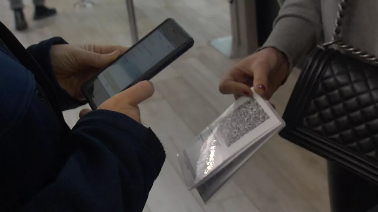 Covid-19 ziurtagiria Iparraldean. Argazkia: EITB