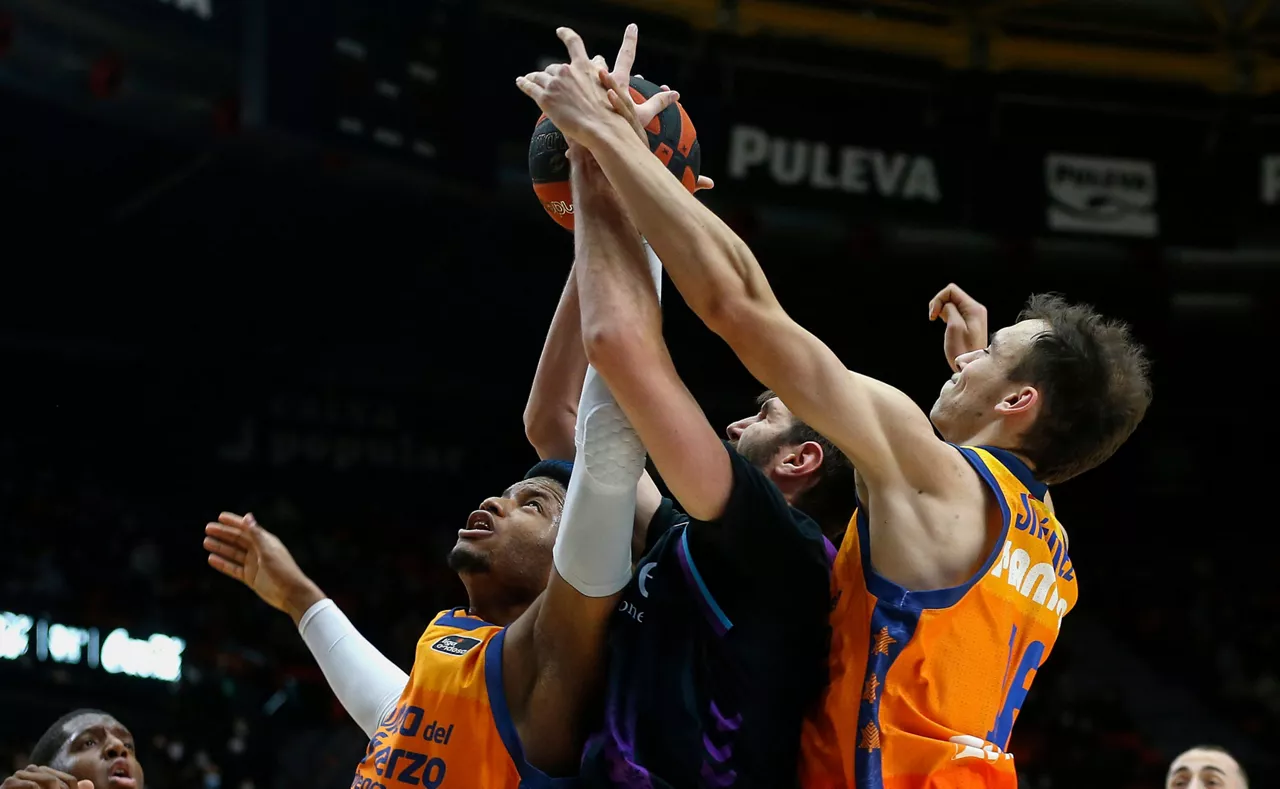 VALENCIA, 20/11/2021.- Partido de baloncesto correspondiente a la J11 de la Liga Endesa disputado entre Valencia Basket y Bilbao Basket. Klemen Prepelic (d) y Gytis Masiulis. Damien Inglis (c) Jasiel Rivero (i) y Millan Jimenez.