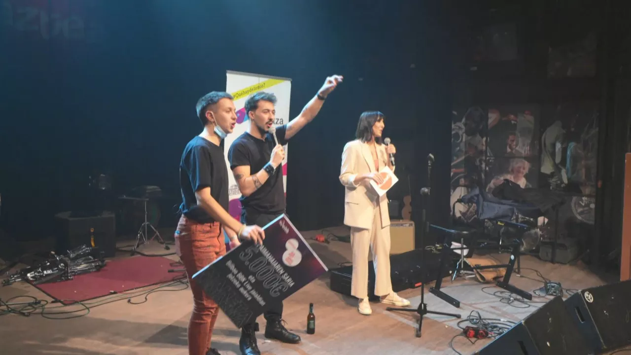 Silitia, saria jasotzen. EITB Mediaren bideo batetik ateratako irudia