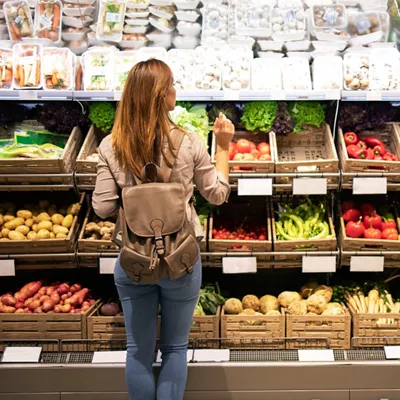 EMAKUMEA SUPERMERKATUAN NESKA EROSTEN MUJER SUPERMERCADO COMPRANDO COMPRAS ITURRIA: aleksandarlittlewolf FREEPIK.ES