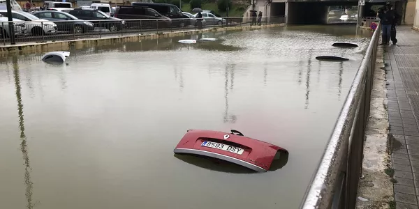 Carretera inundada en Zorrozaurre. Foto: EITB Media