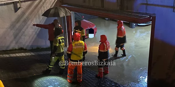 Bomberos de Bizkaia en un garaje inundado. Foto: Bomberos Bizkaia