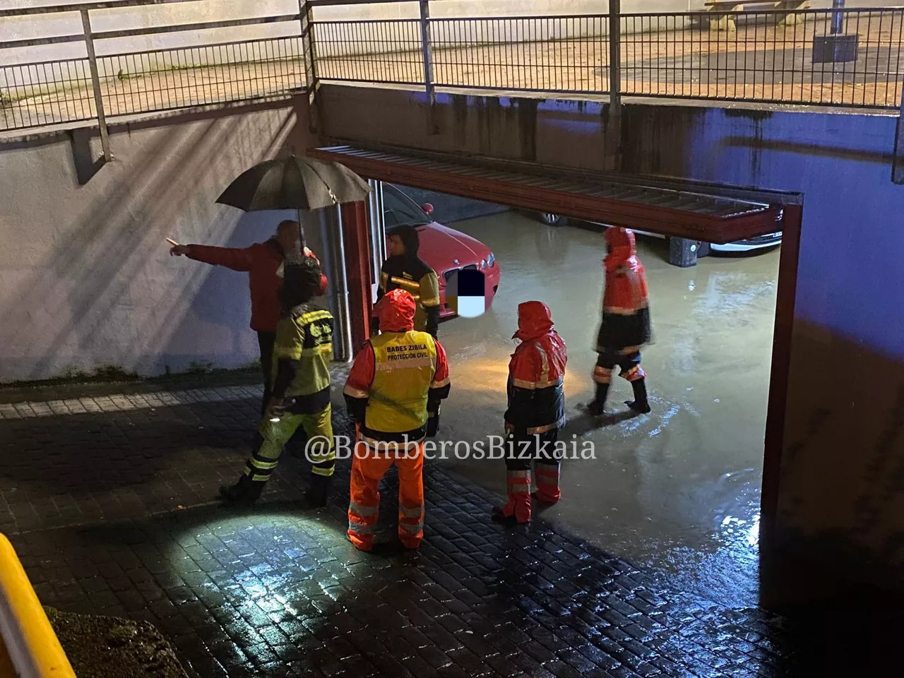 Bomberos de Bizkaia en un garaje inundado.