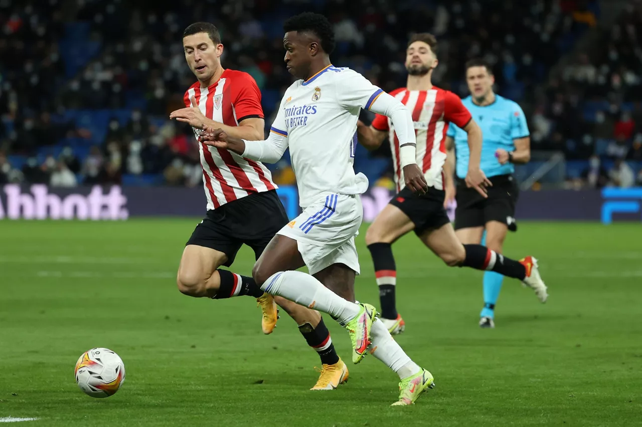 Óscar De Marcos junto a Vinicius. Foto: EFE