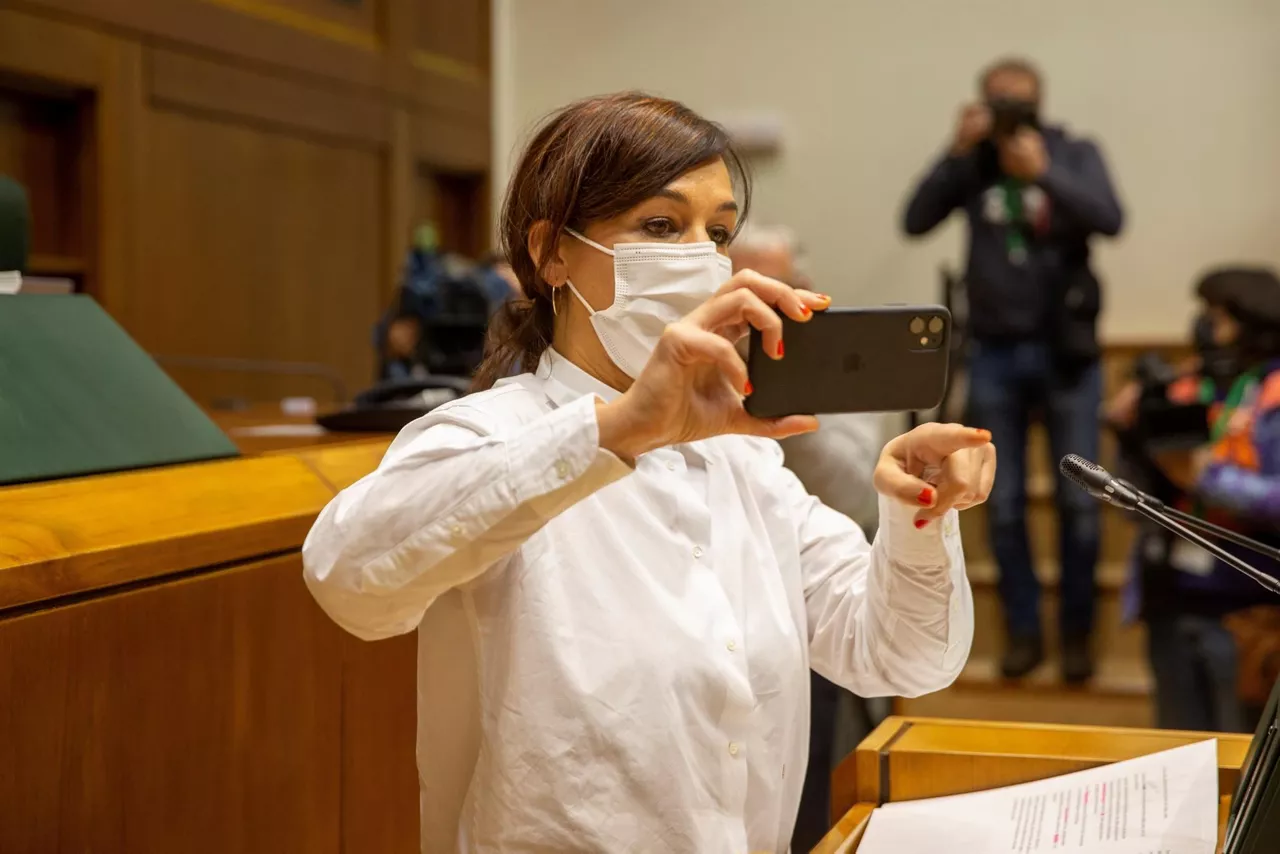 Jasone Agirre EH Bilduko legebiltzarkidea, gaur bere hitzartzean.