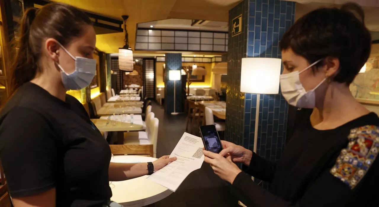 Entre otras medidas, se exigirá el pasaporte covid en restaurantes.