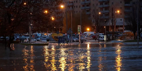 El Arga se ha desbordado a su paso por el barrio pamplonés de la Rochapea. Foto: EFE