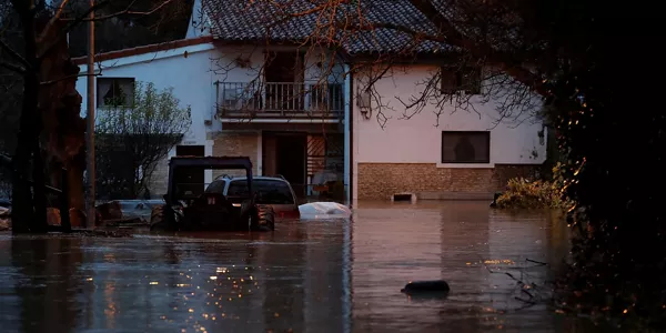 El Arga se ha desbordado a su paso por el barrio pamplonés de la Rochapea. Foto: EFE
