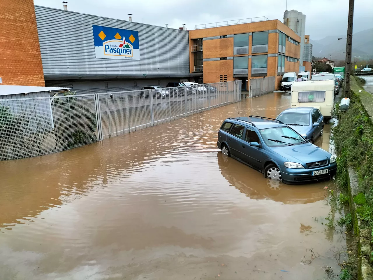 Bidasoak gainezka egin du Irunen. Argazkia: Juncal Abad