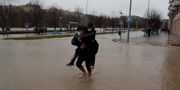 El Arga se ha desbordado a su paso por el barrio pamplonés de la Rochapea. Foto: EFE