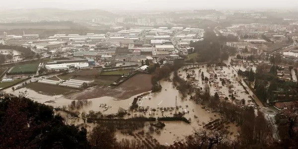 Vista captada por un drone de Huarte inundado. Foto: EFE