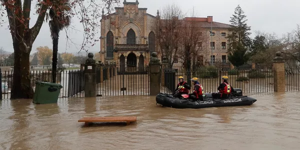 Crecida del Arga a la altura del Puente de la Magdalena (Pamplona). Foto: EFE
