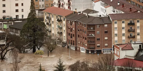 El Arga provoca inundaciones en Huarte. Foto: EFE