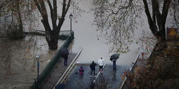El Arga provoca inundaciones en Pamplona. Foto: EFE