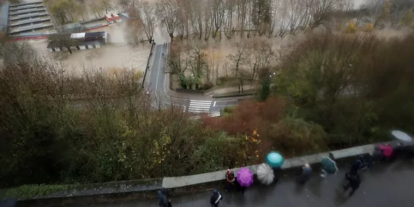 El Arga provoca inundaciones en Pamplona. Foto: EFE