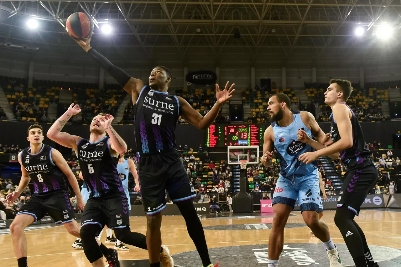Los jugadores del Bilbao Basket en el parido ante el Breogán.
