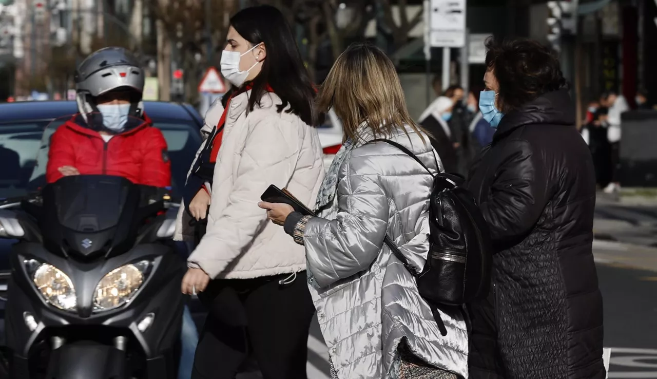 Gente con mascarilla en la calle