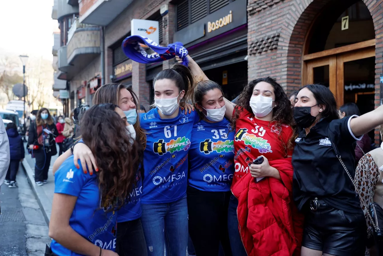 Jóvenes celebrando el segundo premio de la lotería.
