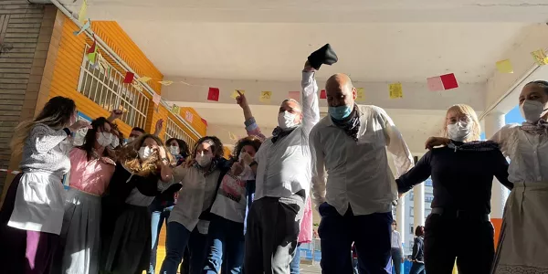 Personal del Colegio Arteagabeitia, celebrando el premio. Foto; Eitb Media