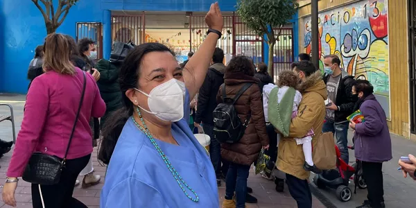 Muchas personas se han acercado al Colegio Arteagabeitia. Foto: Eitb Media