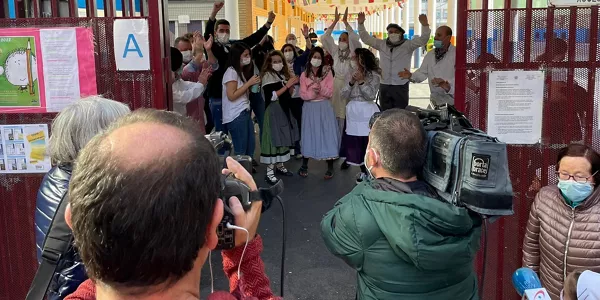 Personal del Colegio Arteagabeitia, celebrando el premio. Foto; Eitb Media