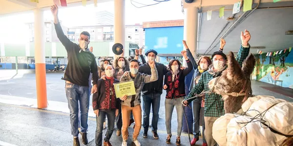 Personal del Colegio Arteagabeitia, celebrando el premio. Foto; Eitb Media