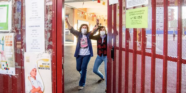 Personal del Colegio Arteagabeitia, celebrando el premio. Foto; Eitb Media