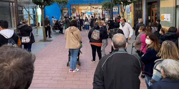 Muchas personas se han acercado al Colegio Arteagabeitia. Foto: Eitb Media