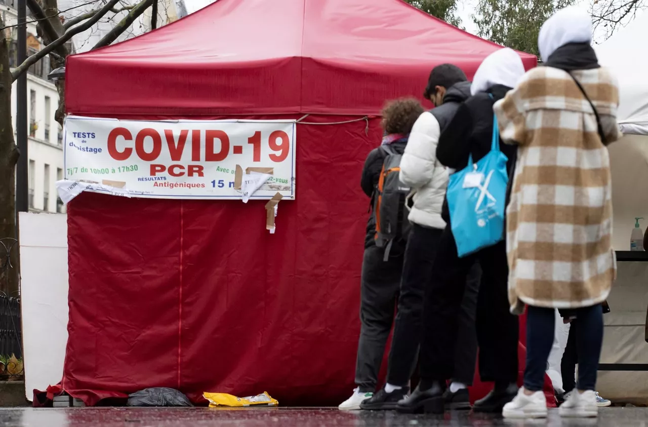 Cola de personas para realizar una prueba PCR en Francia
