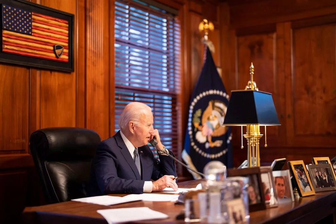 Joe Biden mantiene una conversación telefónica en su despacho. Foto de archivo: EFE