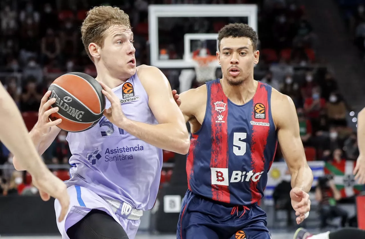 Wade Baldwin, de Baskonia, con el barcelonista Jokubaitis