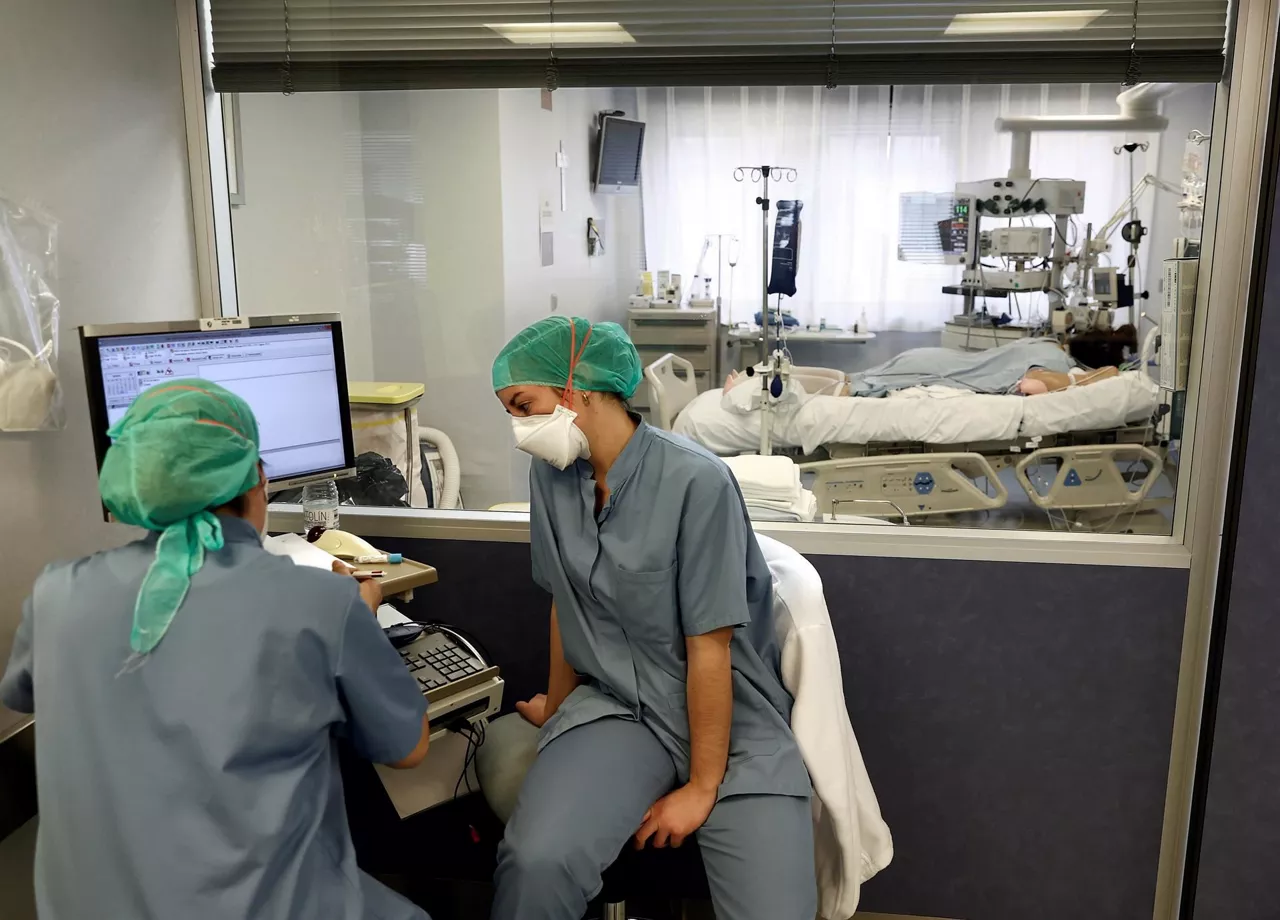 Dos trabajadoras en una UCI de la Clínica Universitaria de Navarra.
