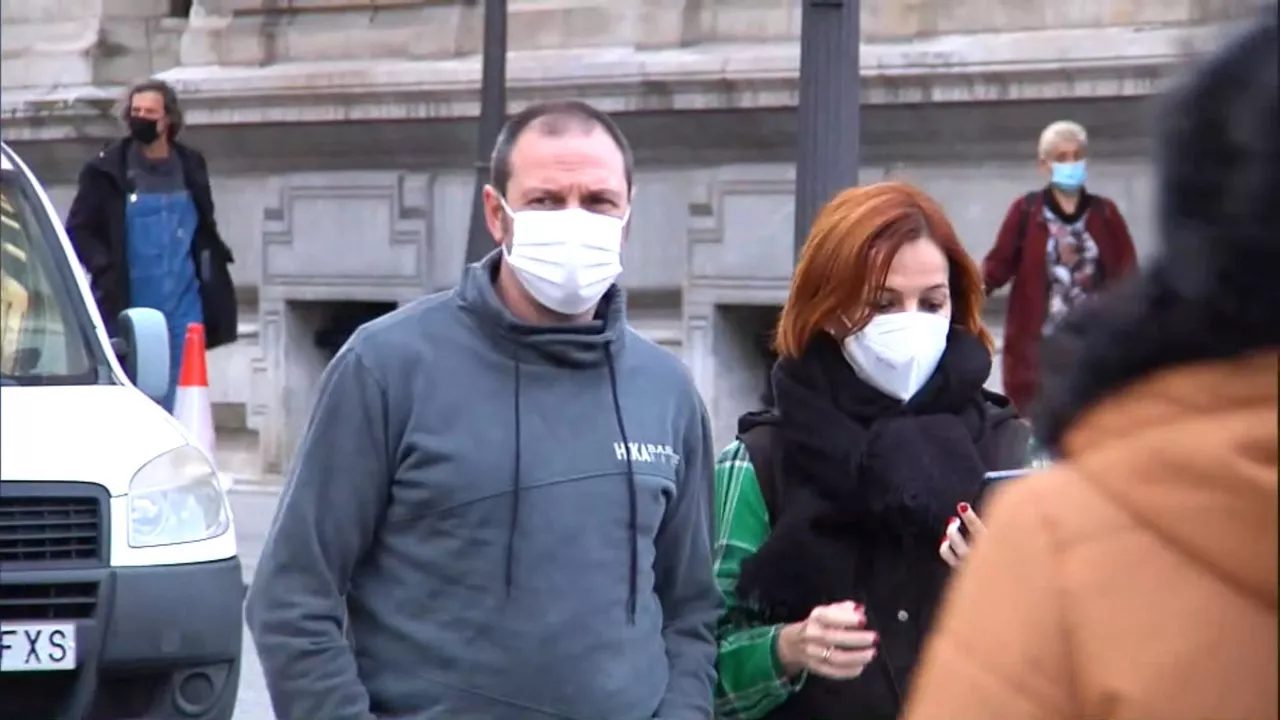Gente con mascarilla en la calle